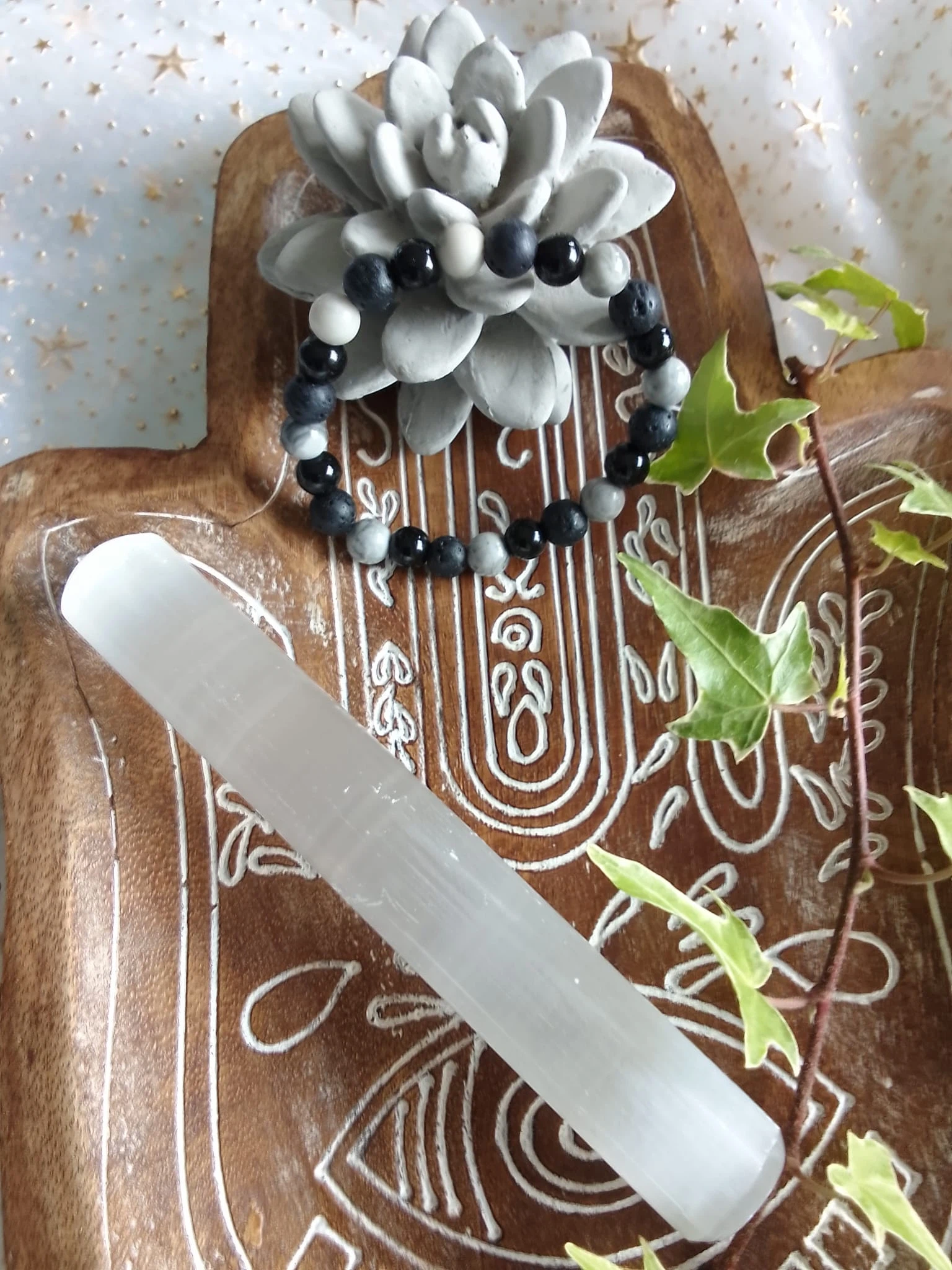 Pulseira Serenidade & Proteção – Pedra Vulcânica, Hematite e Howlite (Elástica)